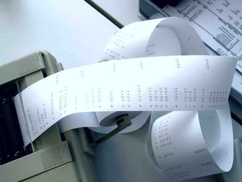 Rechenmaschine mit bedrucktem Papier